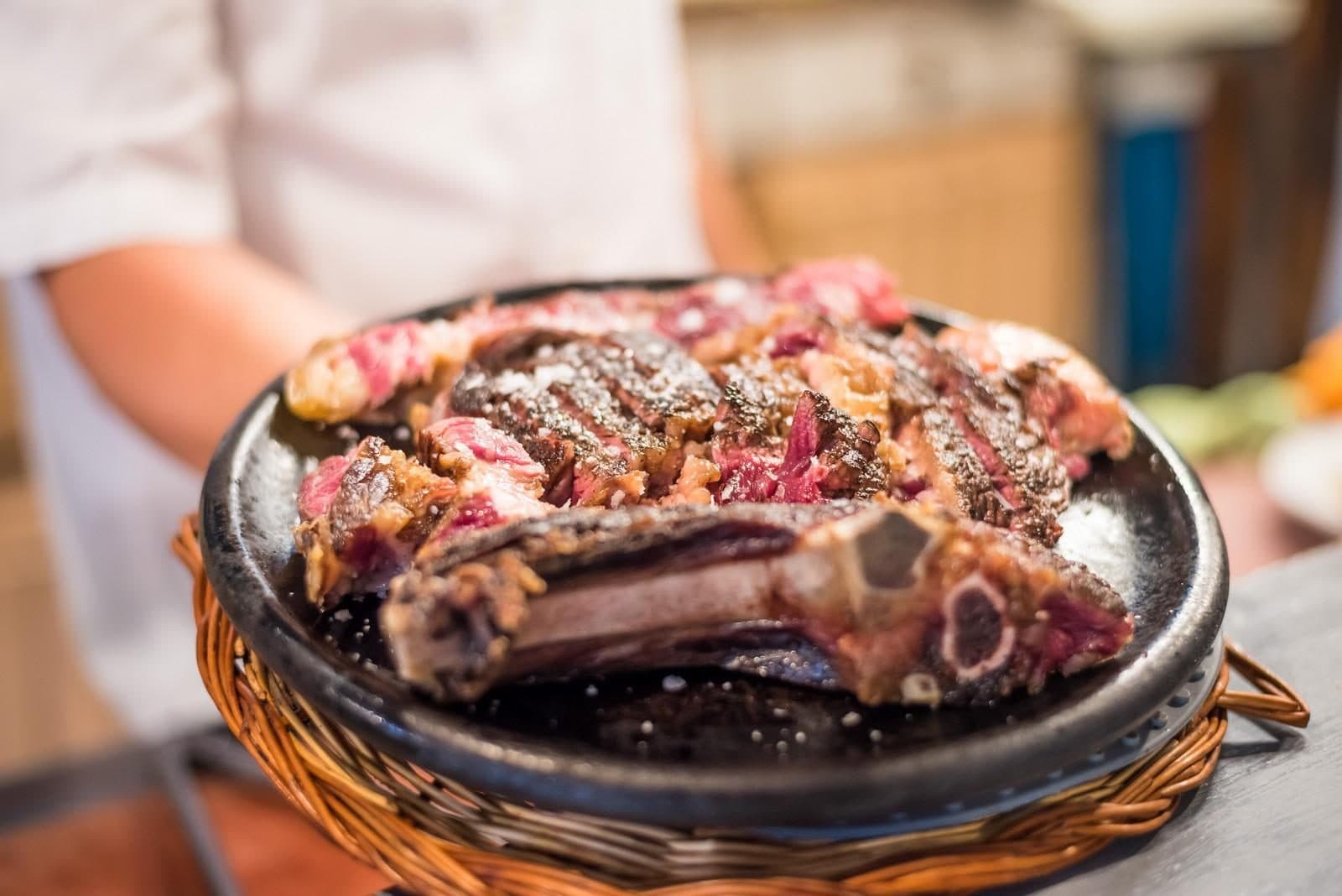 Chuleta a la brasa de Casa Arturo, asador en Oviedo